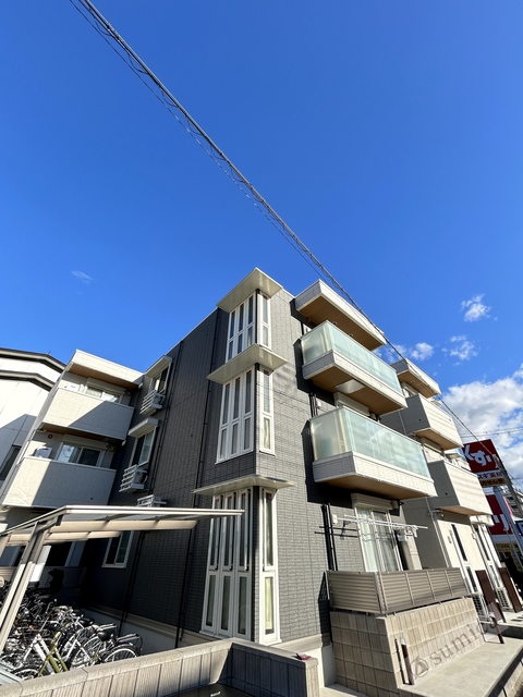 建物外観　防犯カメラとオートロックで防犯面は安心です。