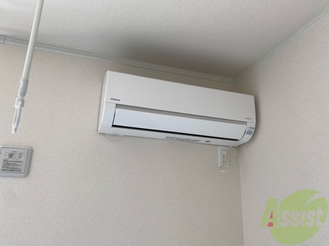その他設備　エアコンはお部屋の角に、シーズン問わず活躍ですね