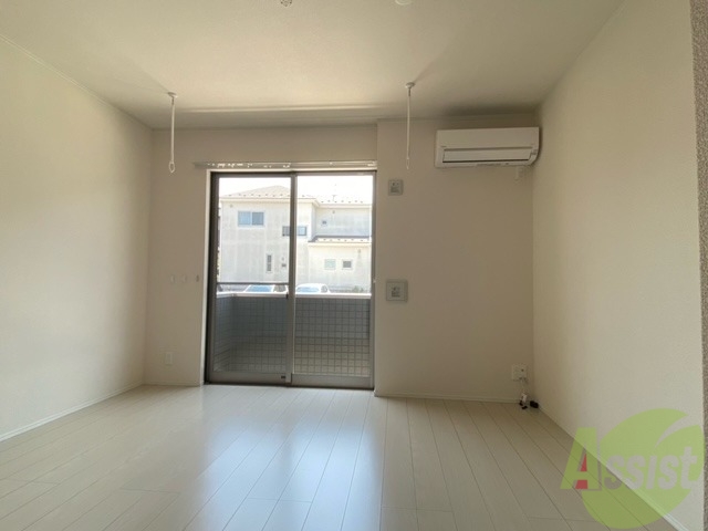 居室・リビング　白を基調とした７．７帖の洋室です。南向き