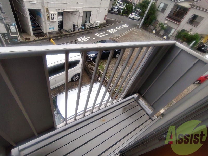 バルコニー　ベランダはよく日が当たり気持ちの良い空間です。