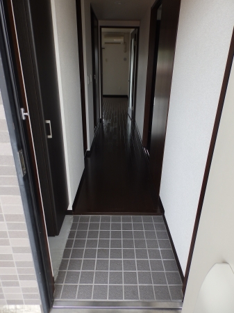 玄関　上の階の写真です。