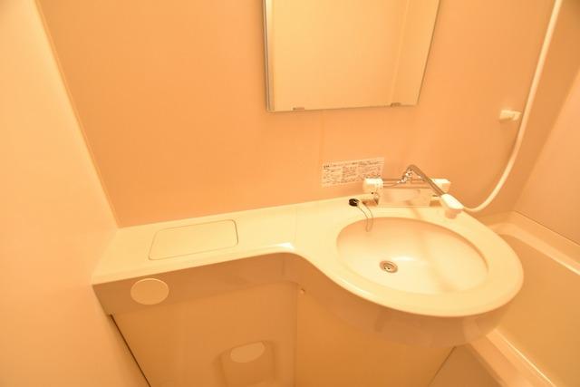 洗面設備　洗面が横に長いので、色々おけそうですね♪