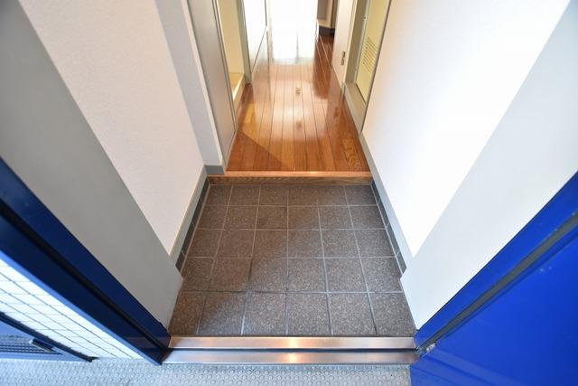 玄関　☆玄関☆扉が綺麗な青です♪