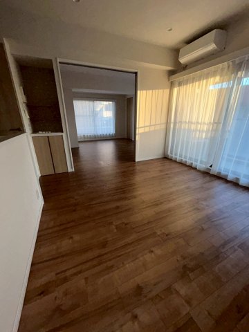 居室・リビング　リビングにエアコンが設置されているのでお引越しの日から快適に