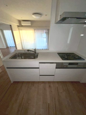 キッチン　３口コンロと広い調理台でお料理がはかどります。