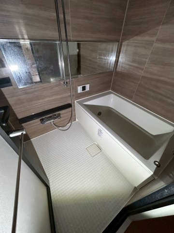 バス・シャワールーム　大きな鏡のある開放的な浴室です。