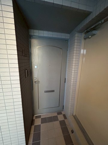 玄関　玄関が通路に面していないのでプライバシーを守れます。