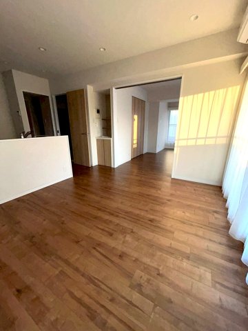 居室・リビング　お掃除のしやすいフローリング敷きのリビングです。