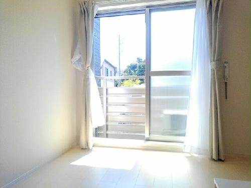 バルコニー　居室により室外機が逆側に設置されています。