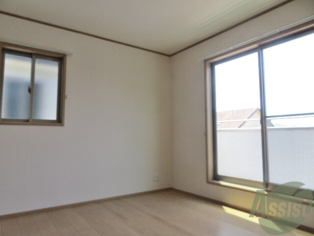 その他部屋・スペース　二面採光の広々としたお部屋でゆったり休めます。