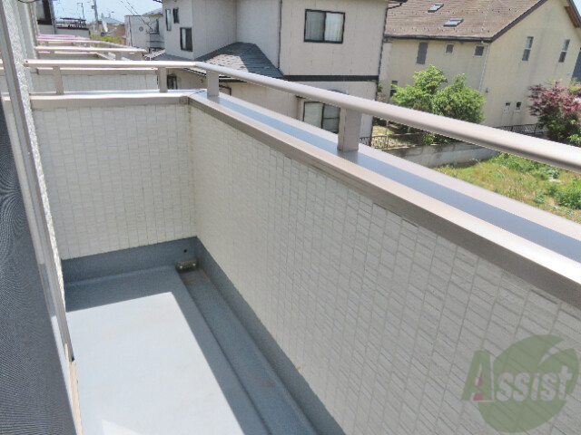 バルコニー　バルコニーは洗濯物もしっかり干せそうな広さです。