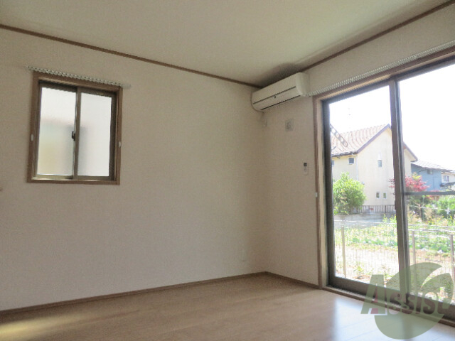 居室・リビング　大きな窓から日差しが入りポカポカしますね。