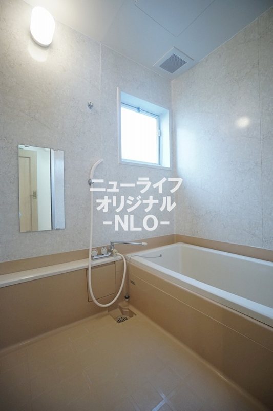 バス・シャワールーム　小窓付きで自然光が入る浴室です☆