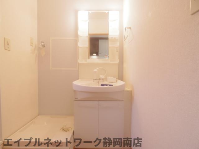 洗面設備　明るい洗面所です