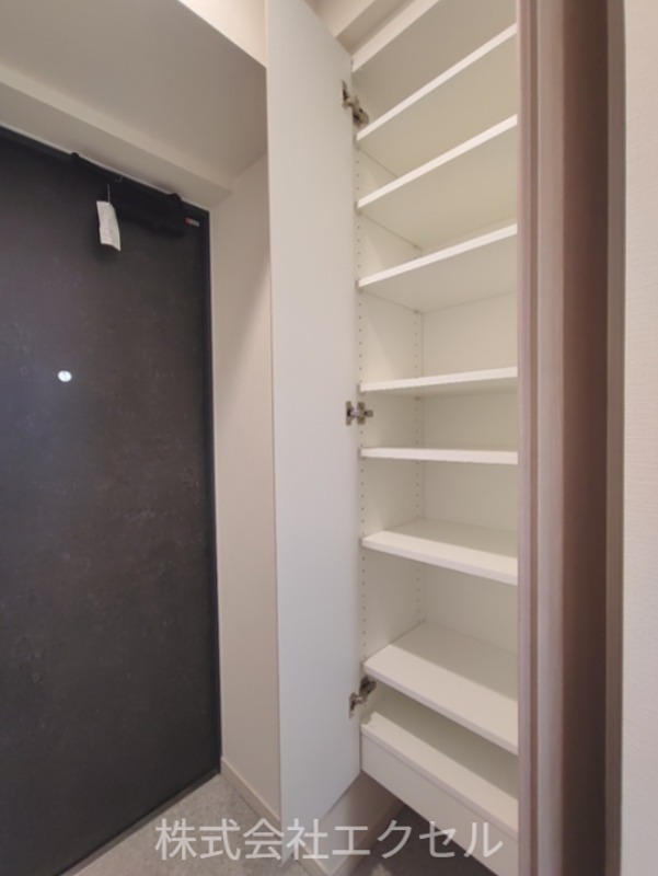 玄関　同建物の別部屋の写真です。