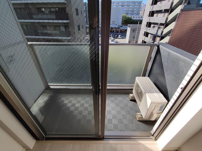 バルコニー　同建物の別部屋の写真です。