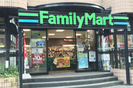 コンビニ　ファミリーマート 南青山四丁目店（コンビニ）まで139m