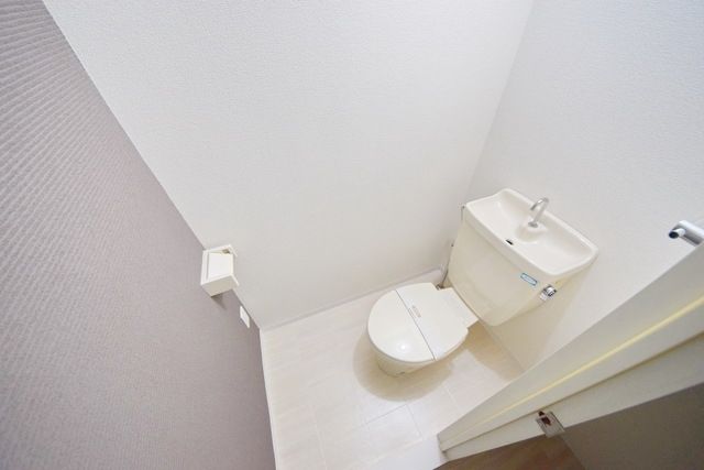 トイレ　★上部に棚がついております★