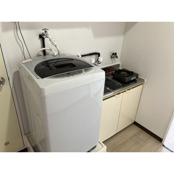 キッチン　掲載写真は同型モデルを掲載しており実際のお部屋と仕様等が異な