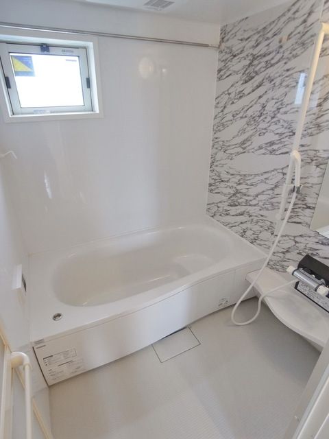 バス・シャワールーム　☆浴室に窓があります