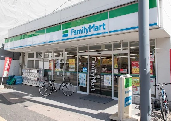 コンビニ　ファミリーマート鐘ヶ淵駅前店（コンビニ）まで560m