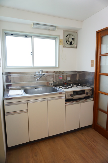 キッチン　自然光のはいる、換気もしやすい窓付きのキッチンです♪