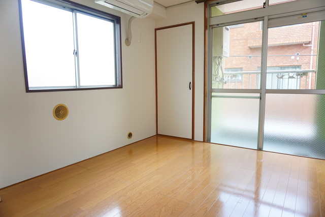 居室・リビング　２面採光なので、明るく風通しのよい過ごしやすいお部屋です♪