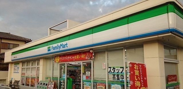 コンビニ　ファミリーマート朝日３丁目店（コンビニ）まで450m