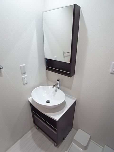 洗面設備　明るい洗面所です