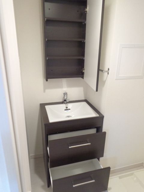その他設備　洗面台も収納力があります。
