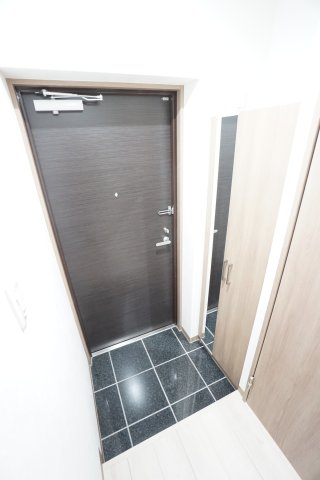 玄関　※建設中の写真です。