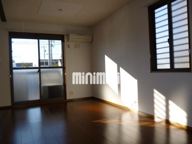 居室・リビング　窓が多い角部屋タイプ＆エアコン＆シャッター完備のＬＤＫです