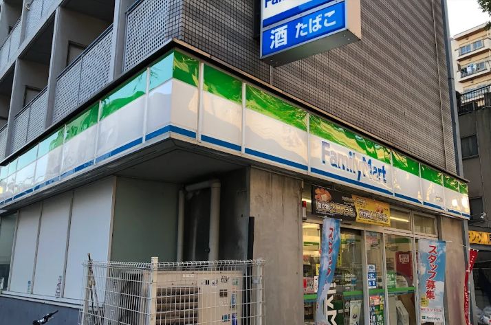 コンビニ　ファミリーマート明大前店（コンビニ）まで368m