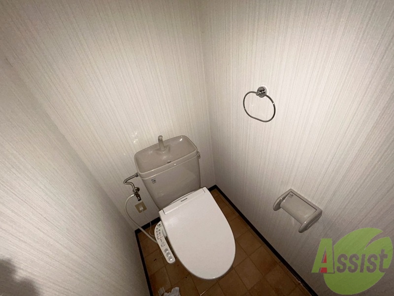 トイレ　温水洗浄便座です。清潔感、広さともに問題無しです。