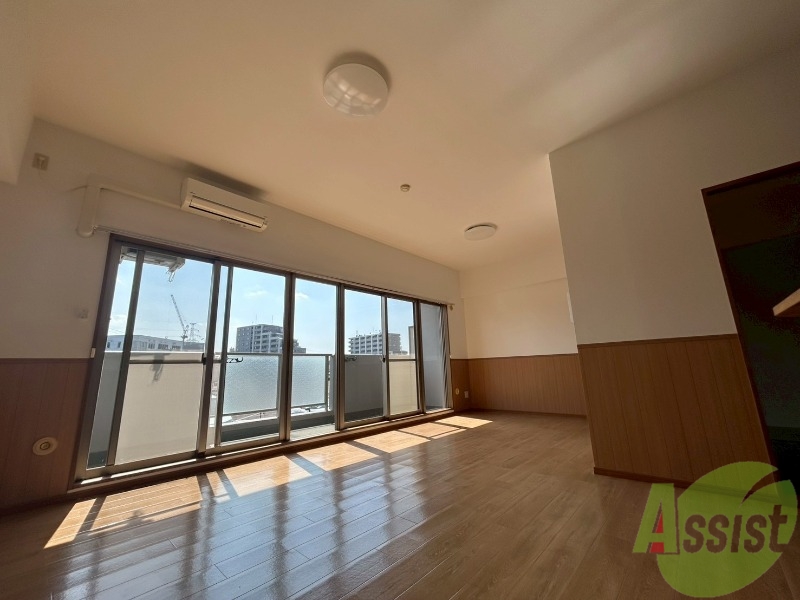 居室・リビング　広々としたリビング。明るく開放的な雰囲気のお部屋です。