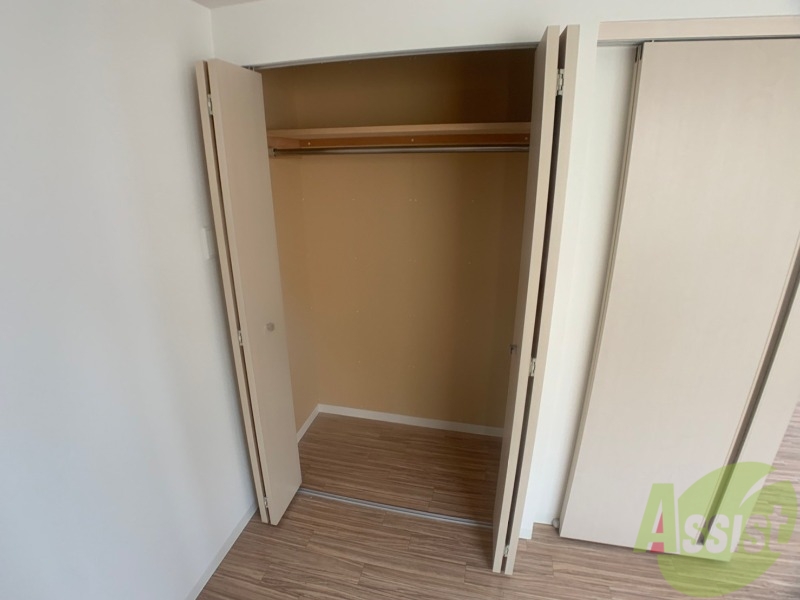 収納　クローゼットを開けてみました。奥行きがありますね。