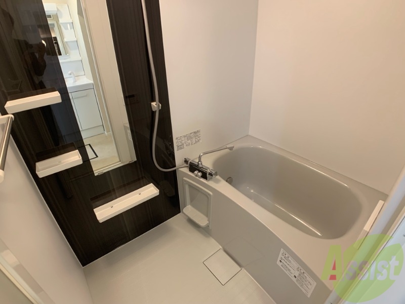 バス・シャワールーム　浴室はゆったりと浸かれるサイズ感になっています。