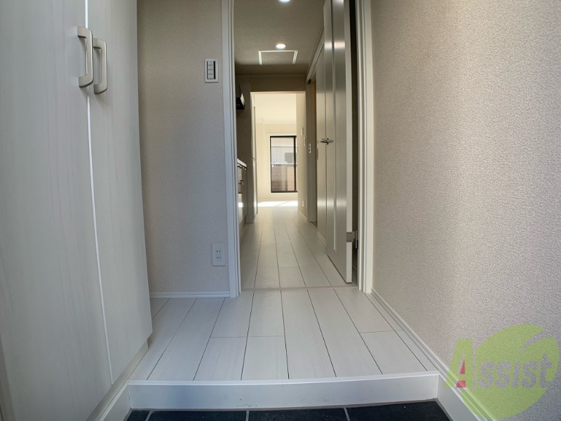 玄関　玄関から撮影しました。敷居が高くなくて安心ですね。