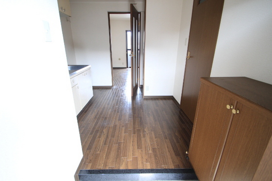 玄関　※写真は別号室です。