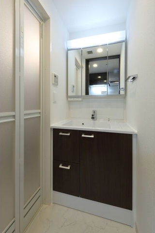 洗面設備　※写真は同じマンションの違う部屋のものになります。