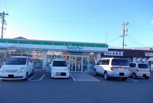 コンビニ　ファミリーマート（コンビニ）まで700m