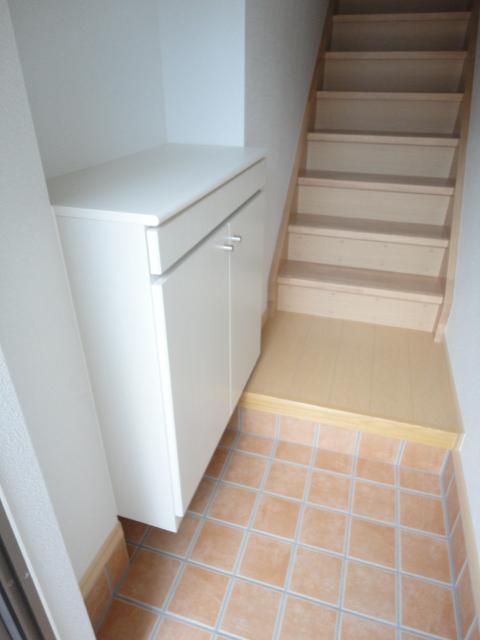 玄関　１階から階段を上ってお部屋へ行きます！