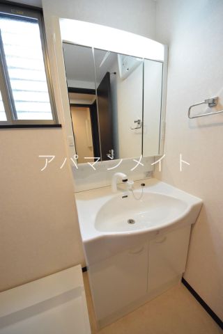 その他設備　脱衣スペース＆洗濯機置き場です ！