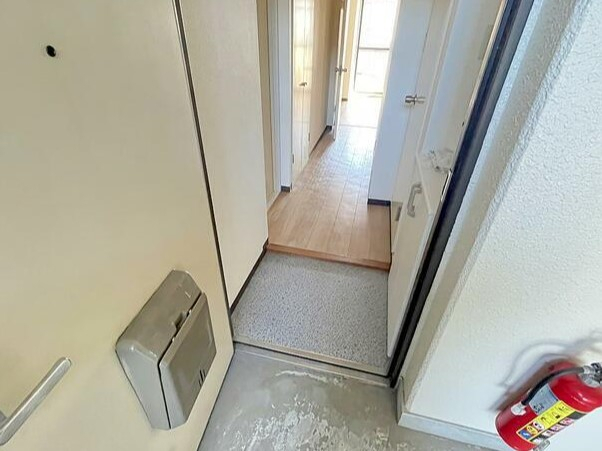 玄関　※リフォーム中の為参考写真です