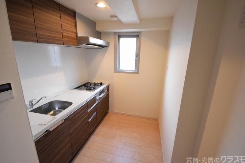 キッチン　小窓があって明るいキッチンスペース