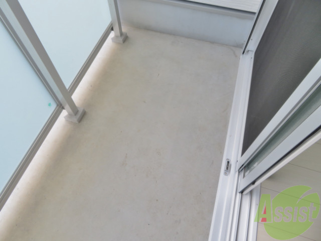 バルコニー　バルコニーは幅がしっかりあって洗濯物がはかどりそうですね。