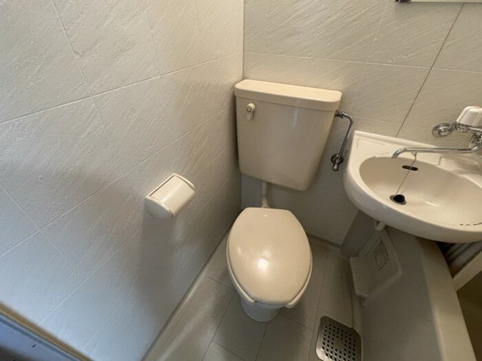 トイレ　別号室の写真です。