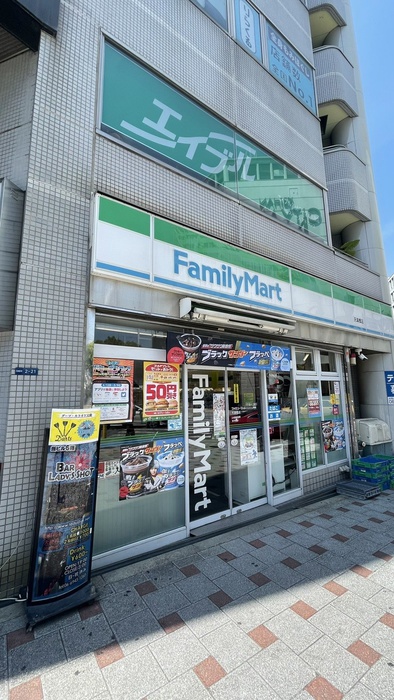 コンビニ　ファミリーマート（コンビニ）まで218m