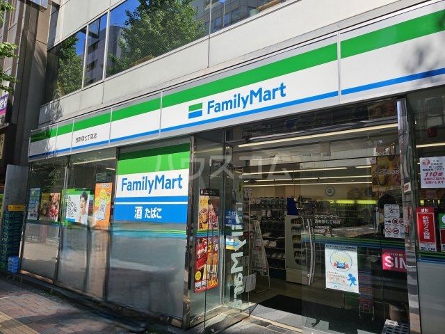 コンビニ　ファミリーマート 西新宿七丁目店（コンビニ）まで631m