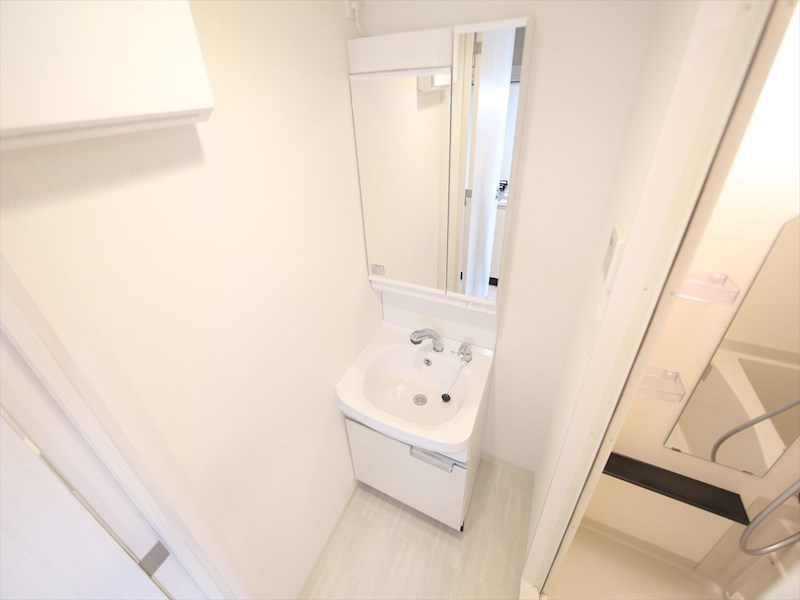 洗面設備　脱衣所　独立洗面台（シャンプードレッサー付）収納スペース有